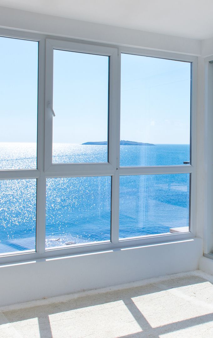 Helles Fenster mit Blick auf das glitzernde Meer
